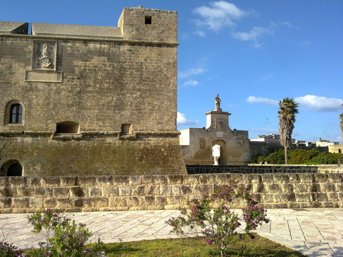 1200px-Acaya_veduta_del_Castello_e_della_porta